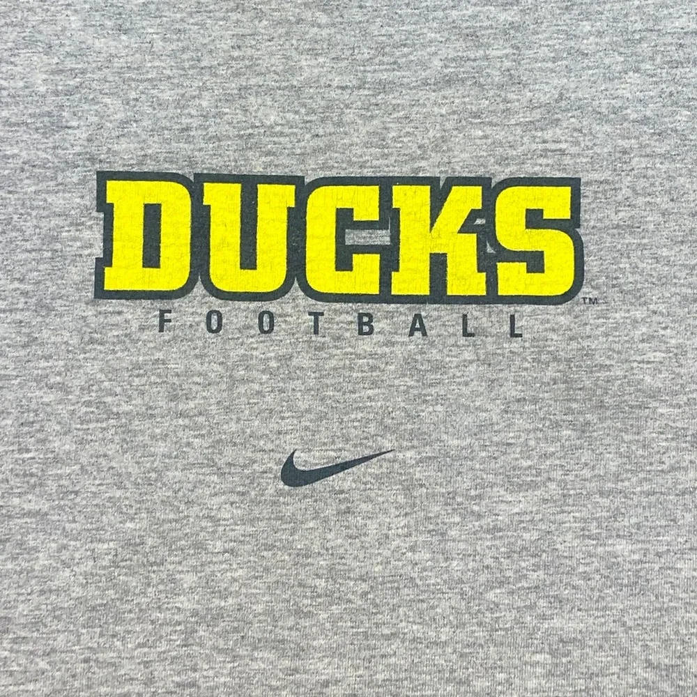 Nike Oregon Ducks Football Shirt Sz XXL Mens Gray Gorpcore Collegiate Swoosh Tee